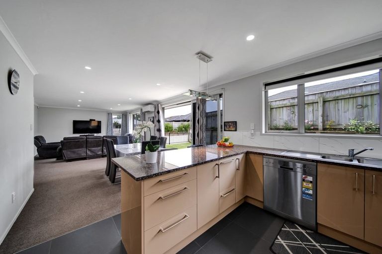 Photo of property in 8 Garrett Drive, Whalers Gate, New Plymouth, 4310