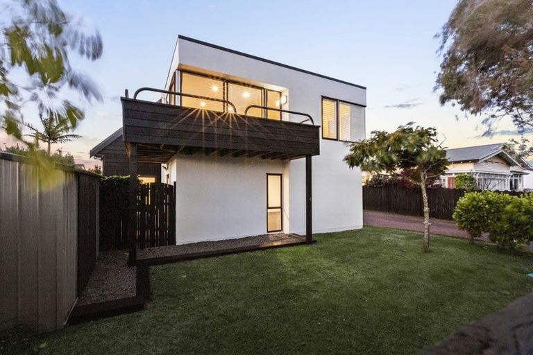 Photo of property in 2/94 Norwood Road, Bayswater, Auckland, 0622