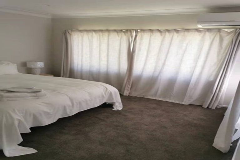 Photo of property in 5 Yeovil Road, Te Atatu Peninsula, Auckland, 0610