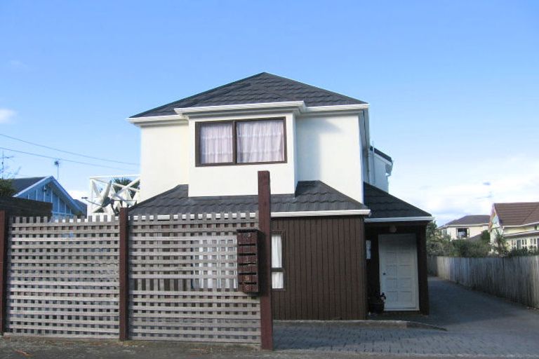 Photo of property in 1/163 Queens Drive, Lyall Bay, Wellington, 6022