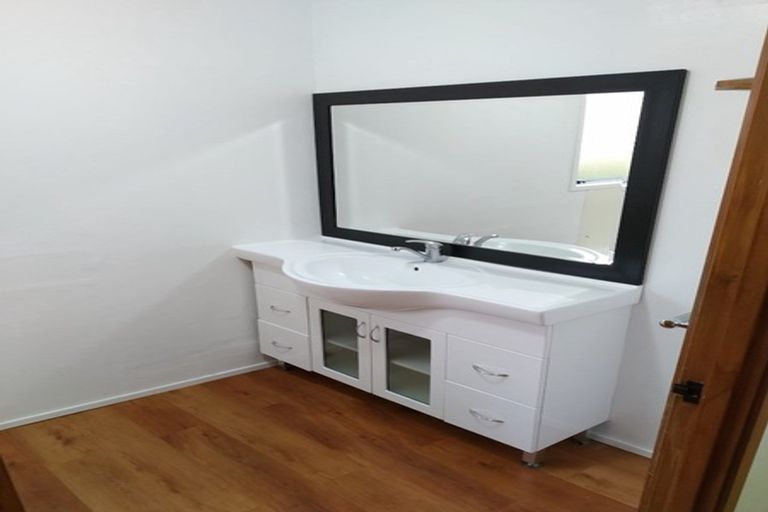 Photo of property in 19 Tomintoul Place, Highland Park, Auckland, 2010