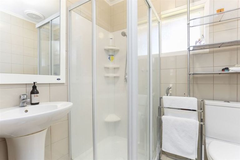 Photo of property in 2/18 Windy Ridge Road, Glenfield, Auckland, 0629