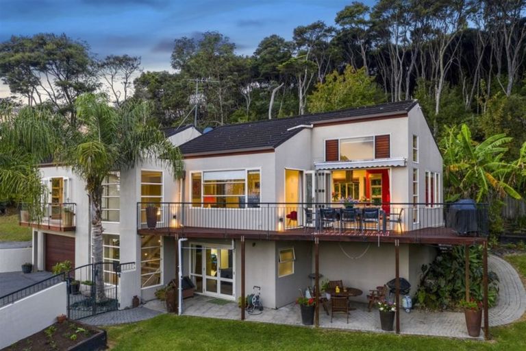 Photo of property in 56 Staincross Street, Green Bay, Auckland, 0604