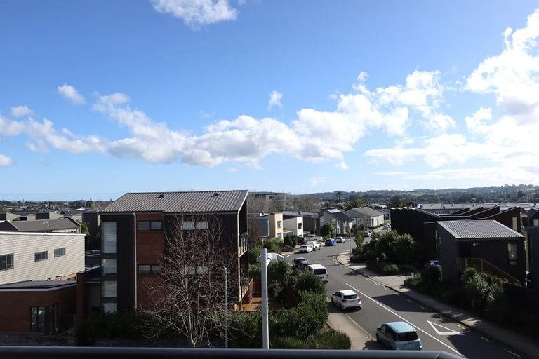 Photo of property in 3/22 Kerewhenua Crescent, Hobsonville, 0616