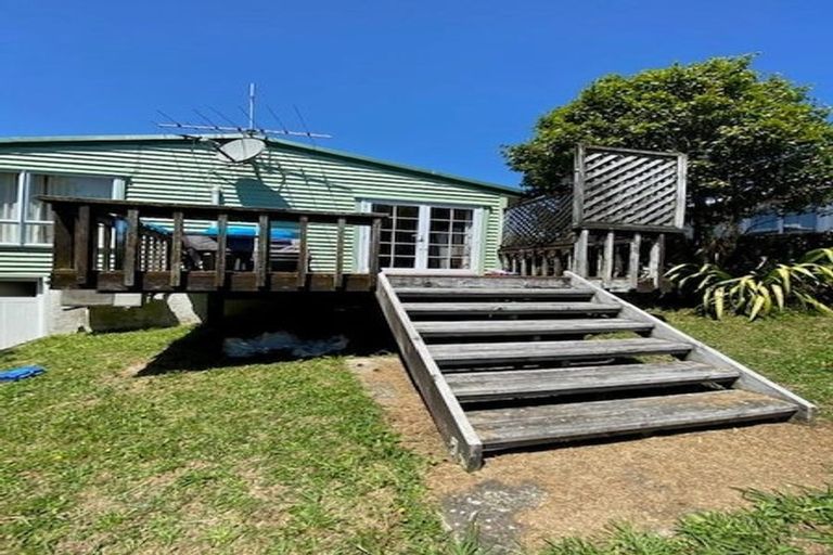 Photo of property in 37 Ranui Terrace, Tawa, Wellington, 5028