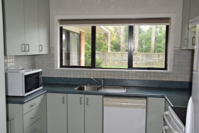 Photo of property in 25 Yeovil Road, Te Atatu Peninsula, Auckland, 0610