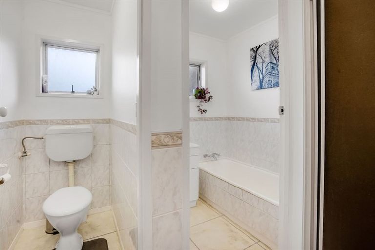 Photo of property in 9 Longbill Place, Glendene, Auckland, 0602