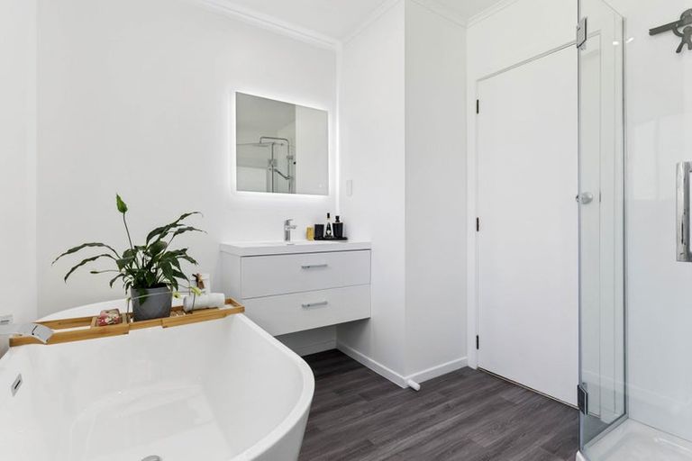 Photo of property in 46b Captain Scott Road, Glen Eden, Auckland, 0602