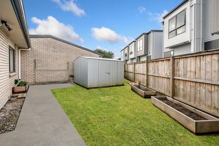 Photo of property in 14/12a Tironui Station Road East, Papakura, 2112