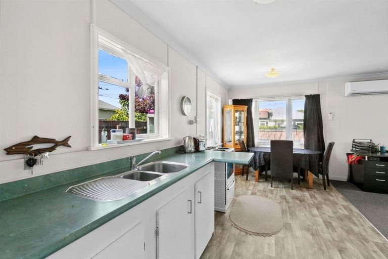 Photo of property in 2/5 Tokomaru Street, Welbourn, New Plymouth, 4312