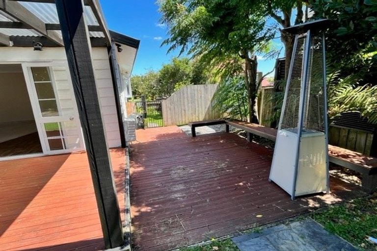 Photo of property in 2/34 Sandgate Avenue, Botany Downs, Auckland, 2010