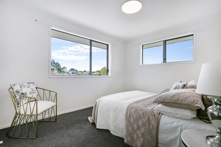 Photo of property in 87 Beechdale Crescent, Pakuranga Heights, Auckland, 2010