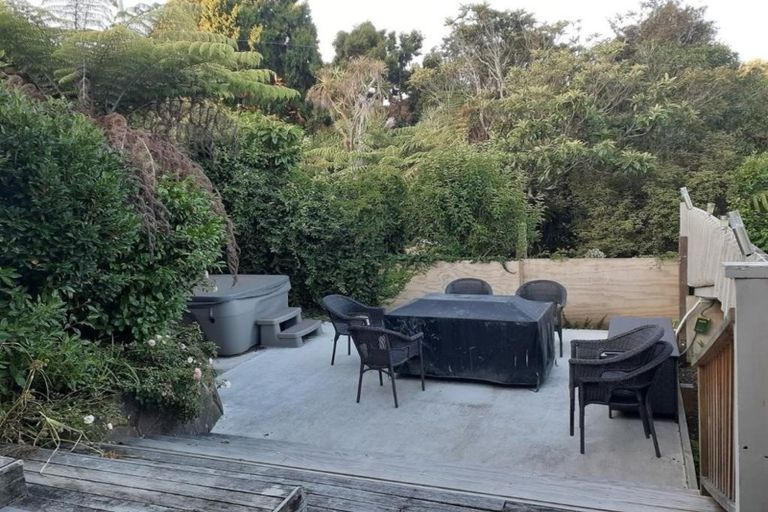 Photo of property in 11 Channel View Road, Campbells Bay, Auckland, 0630