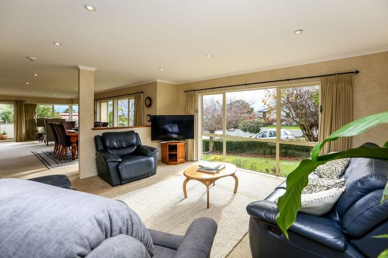 Photo of property in 1 Orlando Close, Frankleigh Park, New Plymouth, 4310