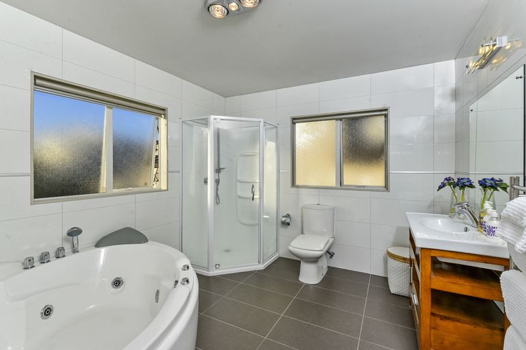 Photo of property in 6 Mulu Place, Fairview Heights, Auckland, 0632