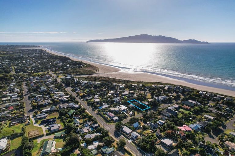 Photo of property in 14 Hughes Street, Waikanae Beach, Waikanae, 5036