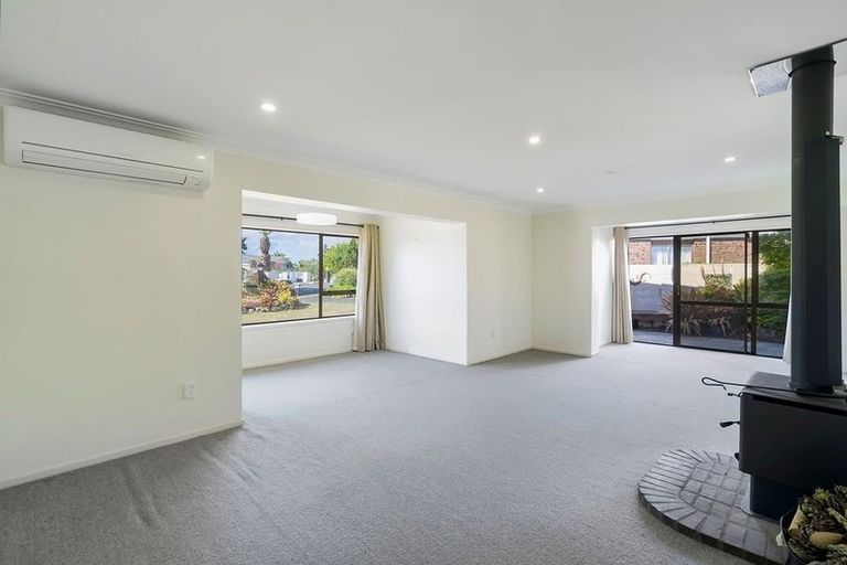 Photo of property in 19 Matuhi Rise, Henderson, Auckland, 0612
