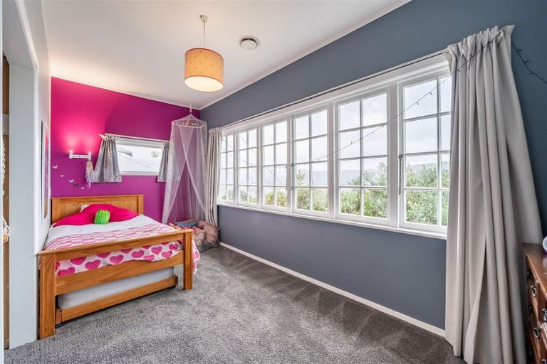 Photo of property in 6 Onehuka Road, Tirohanga, Lower Hutt, 5010