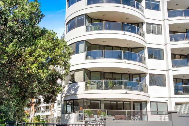 Photo of property in 2d/175 Hurstmere Road, Takapuna, Auckland, 0622