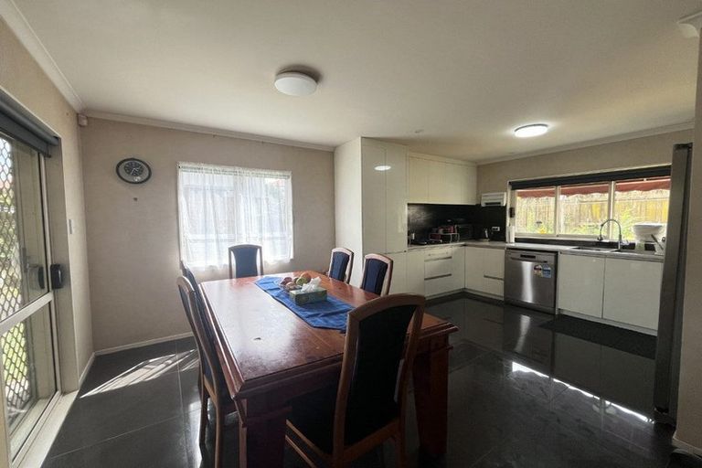 Photo of property in 8 Dainton Place, New Lynn, Auckland, 0600