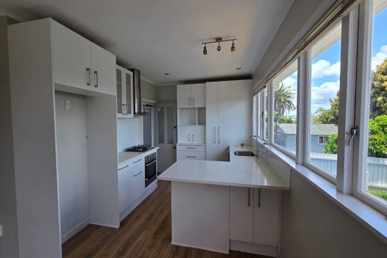 Photo of property in 9 Sylvan Crescent, Te Atatu South, Auckland, 0610