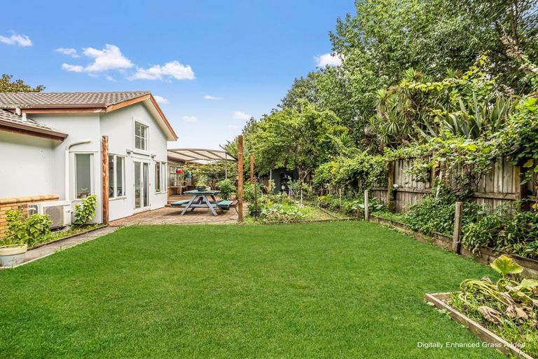 Photo of property in 92 Riverton Drive, Randwick Park, Auckland, 2105