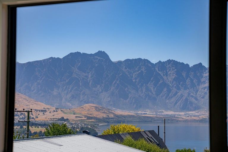 Photo of property in 7 Wynyard Crescent, Fernhill, Queenstown, 9300