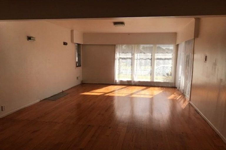 Photo of property in 12 Durham Street, Te Atatu Peninsula, Auckland, 0610