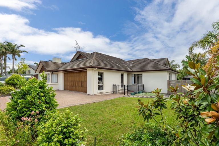 Photo of property in 11 English Oak Drive, Schnapper Rock, Auckland, 0632