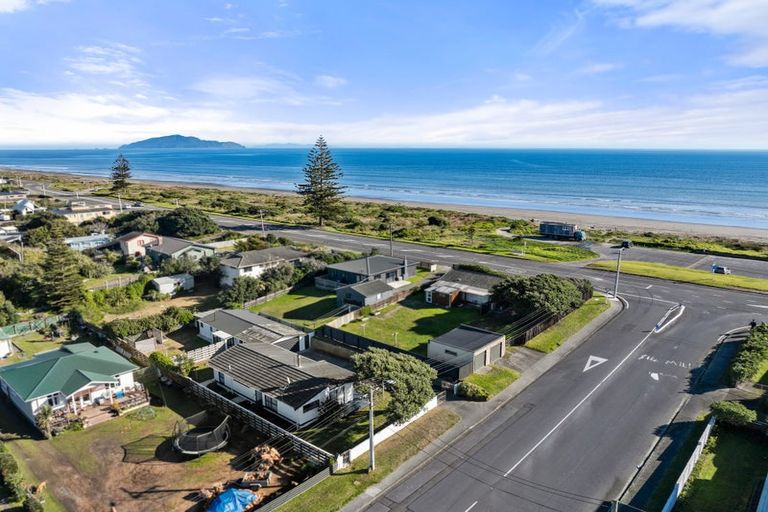 Photo of property in 3 Tasman Road, Otaki Beach, Otaki, 5512
