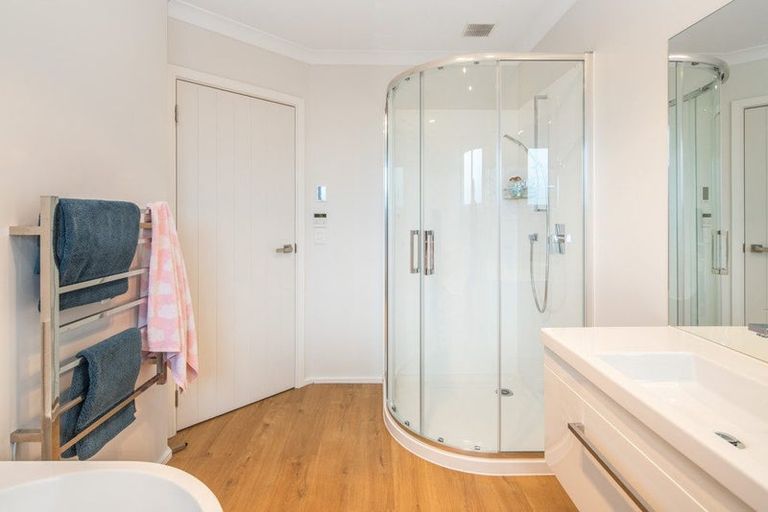 Photo of property in 3 Riroriro Close, Crofton Downs, Wellington, 6035