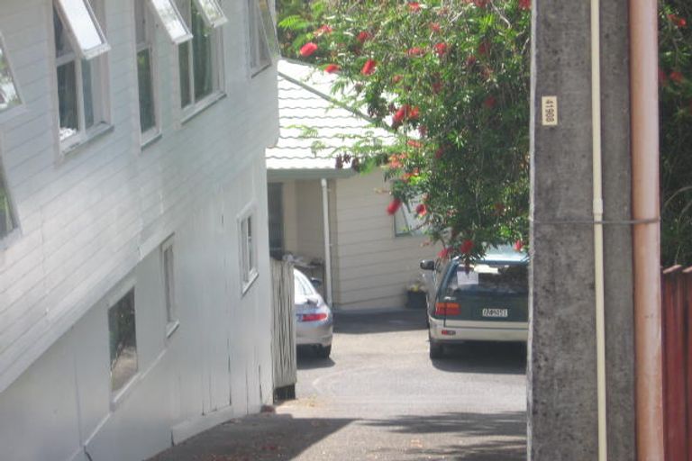 Photo of property in 2/253 Wairau Road, Totara Vale, Auckland, 0627