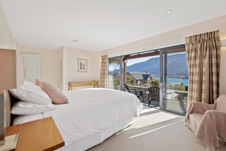 Photo of property in 5 Milward Place, Kelvin Heights, Queenstown, 9300