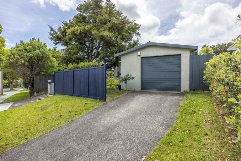 Photo of property in 8 Craigbank Avenue, New Lynn, Auckland, 0600