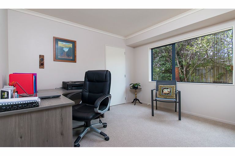 Photo of property in 12 Ernest Shackleton Place, Waiuku, 2123