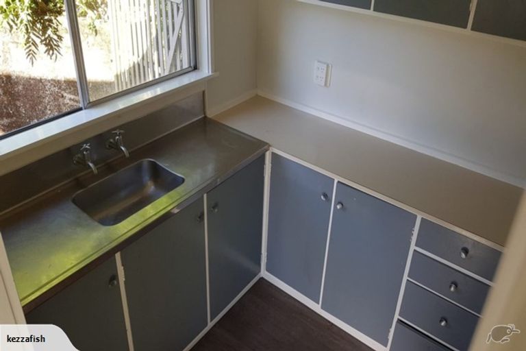 Photo of property in 1/15 Wakely Road, Newlands, Wellington, 6037