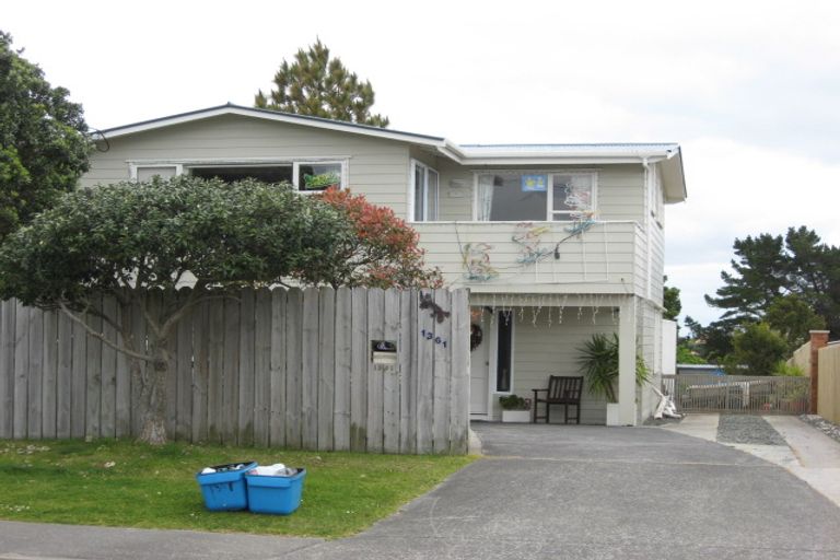 Photo of property in 1361 Whangaparaoa Road, Army Bay, Whangaparaoa, 0930