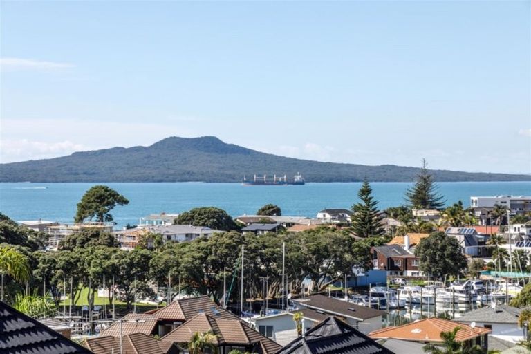 Photo of property in 2/11 Seaview Road, Castor Bay, Auckland, 0620