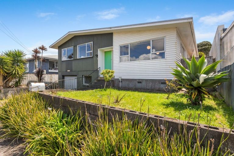 Photo of property in 27 Rospeath Crescent, Spotswood, New Plymouth, 4310