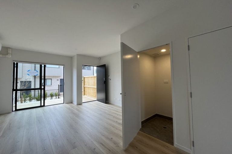 Photo of property in 5 Paetai Lane, Te Atatu Peninsula, 0610