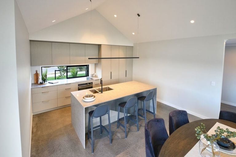 Photo of property in 38 Vinistra Road, Kumeu, 0810