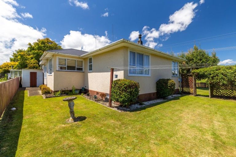 Photo of property in 17 Kairau Road West, Sentry Hill, New Plymouth, 4373