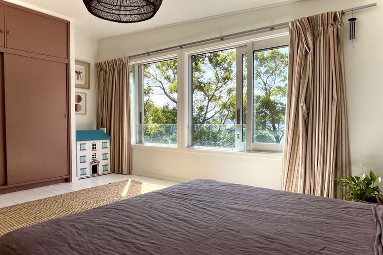 Photo of property in 11 Richmond Road, Mahina Bay, Lower Hutt, 5013