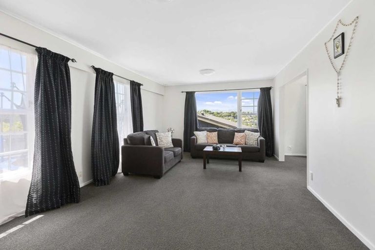 Photo of property in 90 Akaroa Drive, Maupuia, Wellington, 6022