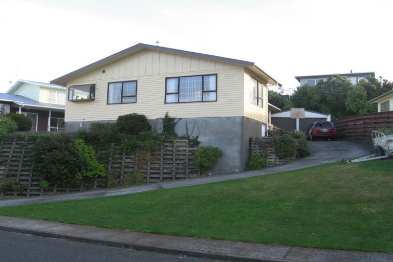 Photo of property in 33 Somes Crescent, Newlands, Wellington, 6037