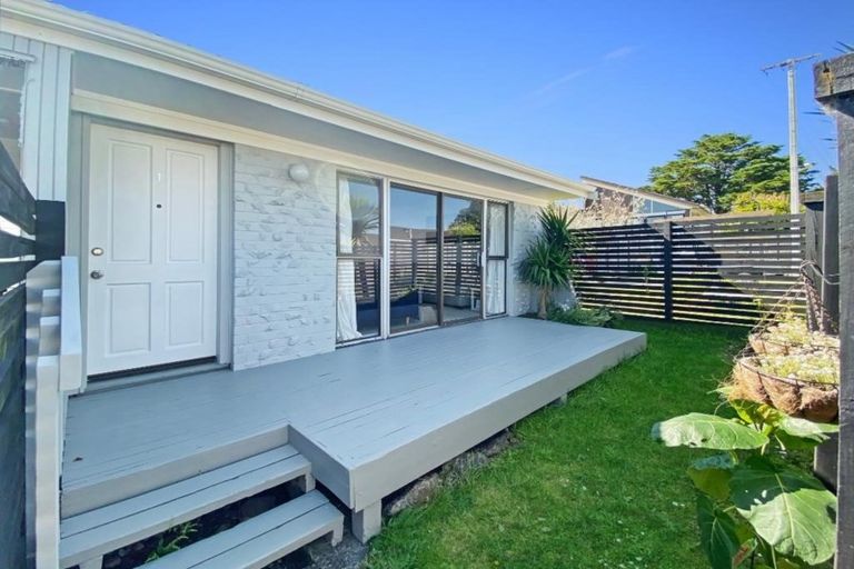Photo of property in 1/307a Wairau Road, Totara Vale, Auckland, 0627