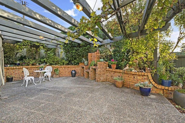 Photo of property in 1/47 Eastcliffe Road, Castor Bay, Auckland, 0620