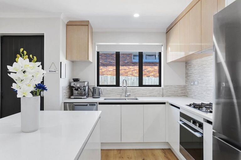 Photo of property in 9b Kingdale Road, Henderson, Auckland, 0610