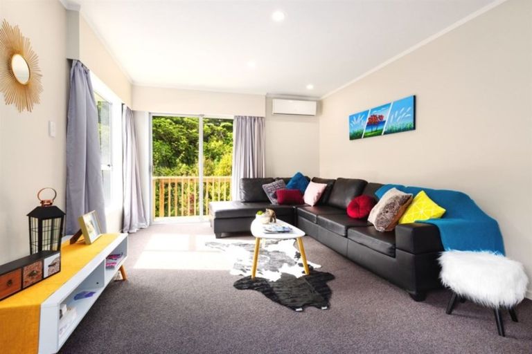 Photo of property in 5 Julia Place, Tawa, Wellington, 5028