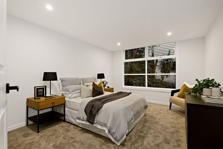 Photo of property in 181 Glenfield Road, Hillcrest, Auckland, 0627